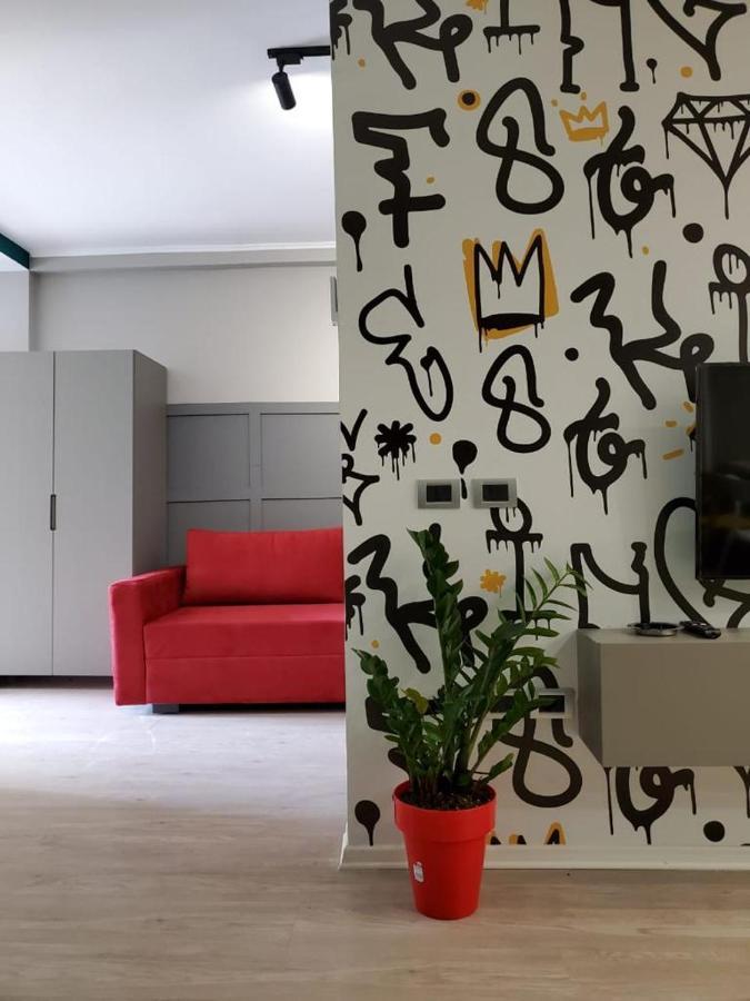 Helga'S Deluxe 3 Apartment Тирана Екстер'єр фото