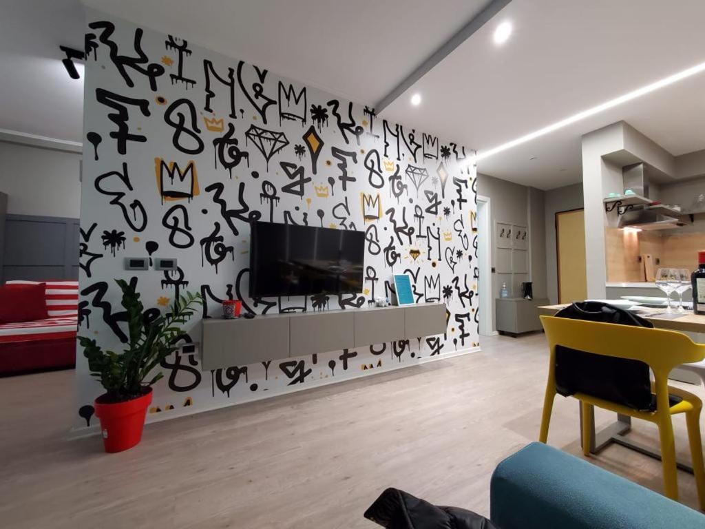Helga'S Deluxe 3 Apartment Тирана Екстер'єр фото