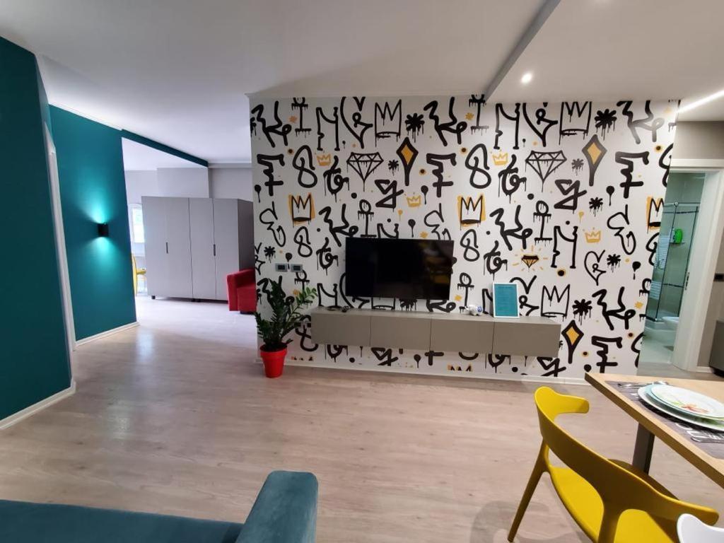 Helga'S Deluxe 3 Apartment Тирана Екстер'єр фото